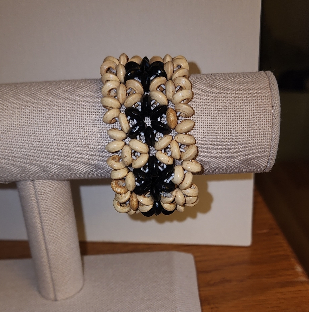 HAWAIIAN EUC BLACK TAN WOOD BEADED FLOWER STRETCH BRACELET